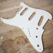 PICKGUARD SSS 8 TROUS RELIC AGED WHITE 1 PLI