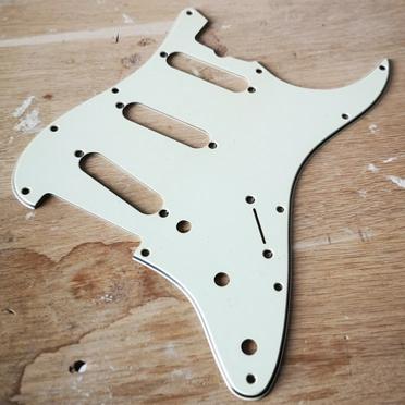 PICKGUARD STRAT SSS 11 TROUS AGED MINT GREEN HOSCO