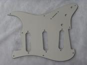 PICKGUARD STRAT SSS 8 TROUS PARCHEMIN 3 PLIS