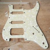 PICKGUARD STRAT SSH CREAM PEARL HUMBUCKER SANS CAPOT 2 POTS