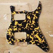 PICKGUARD STRATOCASTER HH WILD CAT YELLOW