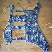 PICKGUARD STRAT SSH PEARL GREY HUMBUCKER AVEC CAPOT