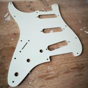 PICKGUARD STRAT SSS 11 TROUS AGED MINT GREEN HOSCO