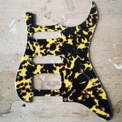 PICKGUARD STRAT SSH WILD CAT YELLOW HUMBUCKER SANS CAPOT