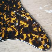 PICKGUARD STRATOCASTER HH 2 POTS TIGER YELLOW