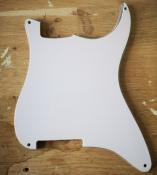 B STOCK PICKGUARD STRAT NON PERCE 4 TROUS BLANC 3 PLIS