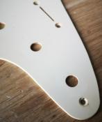 PICKGUARD SSS 8 TROUS RELIC AGED WHITE 1 PLI