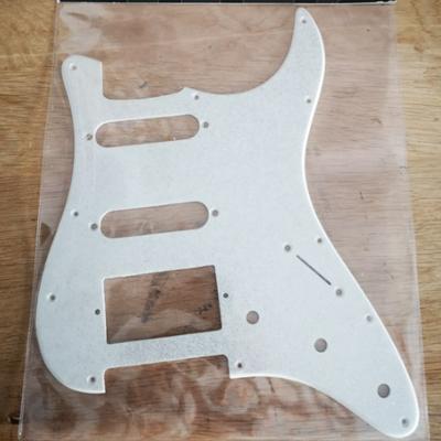 PICKGUARD STRAT SSH ARGENT PAILLETE HUMBUCKER AVEC CAPOT