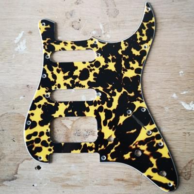 PICKGUARD STRAT SSH WILD CAT YELLOW HUMBUCKER SANS CAPOT