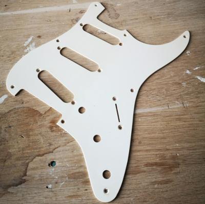 PICKGUARD SSS 8 TROUS RELIC AGED WHITE 1 PLI