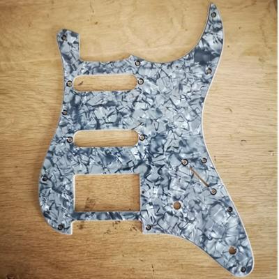 PICKGUARD STRAT SSH PEARL GREY HUMBUCKER AVEC CAPOT