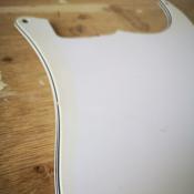 B STOCK PICKGUARD STRAT NON PERCE 4 TROUS BLANC 3 PLIS